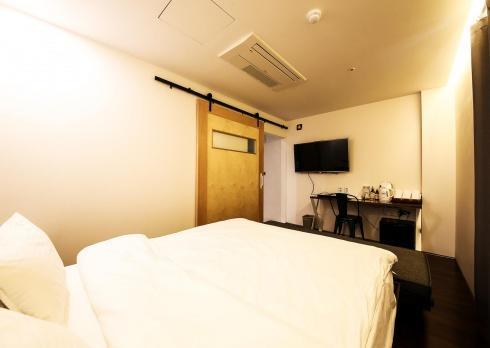 Hotel Elephant Shower Jinju Exteriör bild